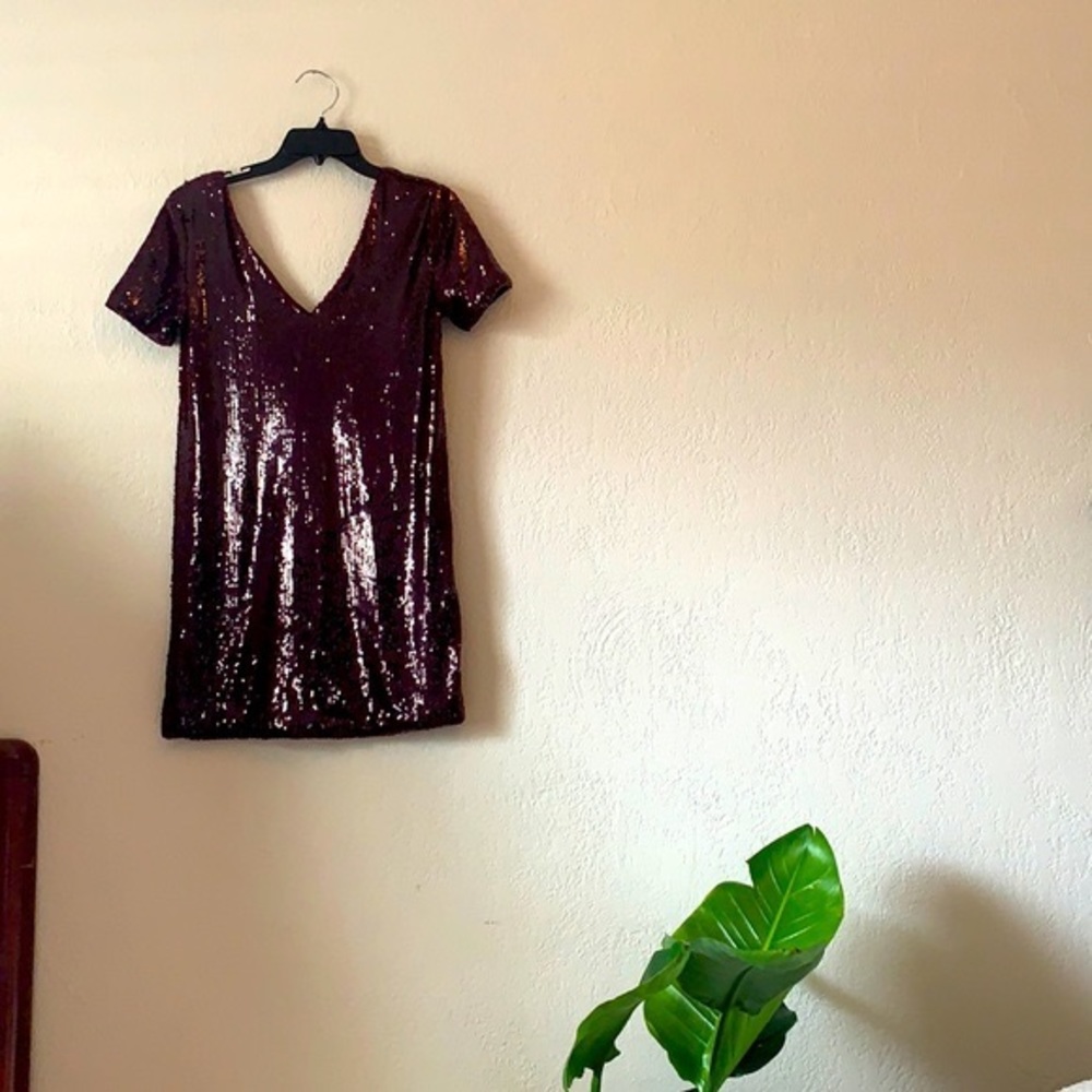 Mini sequin burgundy dress.